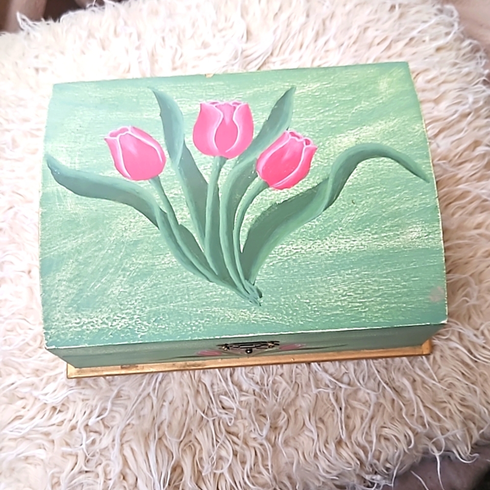 Vintage painted wooden jewelry or trinket box w tulips